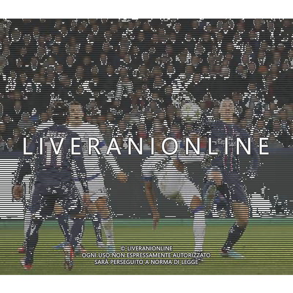 ©PHOTOPQR/LE PARISIEN/F DUGIT ; PARIS 04/12/2012 PSG - PORTO COMPTANT POUR LA LIGUE DES CHAMPIONS AU PARC DES PRINCES A PARIS (XVIe), LE 4 DECEMBRE 2012. PHOTO : Ibrahimovic (PSG) / Fernando (FCP) PSG vs Porto / champions league on dec 4th 2012
