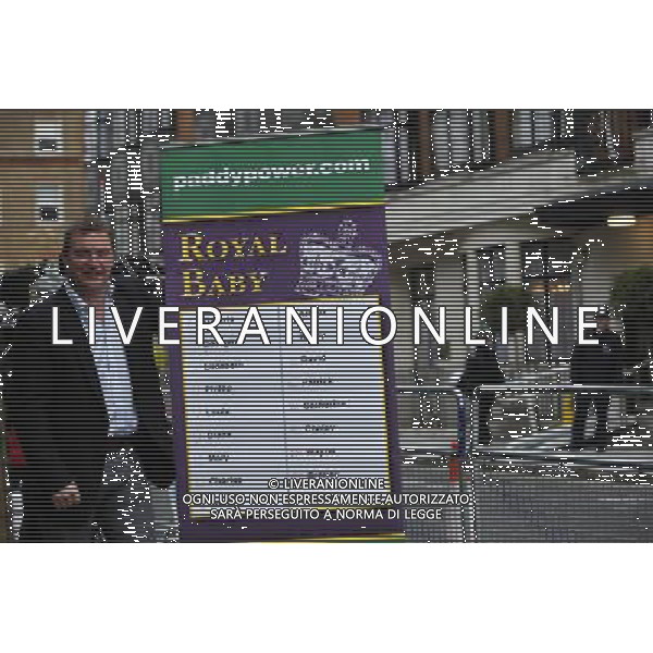 A bookmaker stands with a betting board of names for the future royal baby, near King Edward VII hospital where Catherine Duchess of Cambridge (not pictured) was discharged from, after being treated for extreme morning sickness in connection with her early pregnancy, in London, Britain, 06 December 2012. Britain\'s Prince William and his wife are expecting a baby, St James\'s Palace in London announced on 03 December 2012. ©photoshot/AGENZIA ALDO LIVERANI SAS - ITALY ONLY - REALI INGLESI: Un bookmaker con le quote per le scommesse sul nome per il futuro bambino reale, vicino all\'ospedale King Edward VII dove  stata dimessa Kate Duchessa di Cambridge in relazione alla sua gravidanza, a Londra, Gran Bretagna, 06 dicembre 2012.