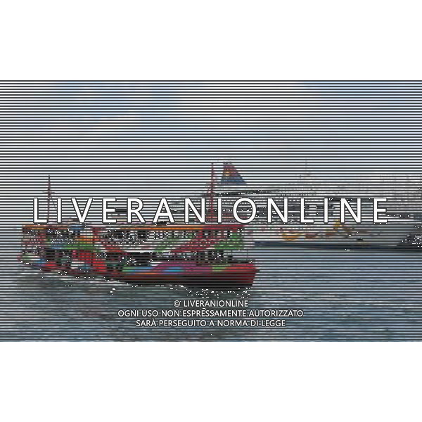 (121205) -- HONG KONG, Dec. 5, 2012 () -- A Star Ferry sails past a cruise liner in Hong Kong, South China, Nov. 10, 2012. Hong Kong ranks first in the ranking list of China city comprehensive competitiveness released by China Institute of City Competitiveness(CICC) on Wednesday. (/Li Peng) (yxb) ©photoshot/AGENZIA ALDO LIVERANI SAS - ITALY ONLY - La citta\' di Hong Kong e\' al primo posto nella graduatoria della competitivita\' delle citta\' cinesi - Cina, 5 dicembre 2012