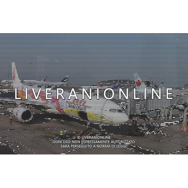 (121205) -- HONG KONG, Dec. 5, 2012 () -- A plane parks at Hong Kong International Airport in Hong Kong, South China, Nov. 14, 2012. Hong Kong ranks first in the ranking list of China city comprehensive competitiveness released by China Institute of City Competitiveness(CICC) on Wednesday. (/Li Peng) (yxb) ©photoshot/AGENZIA ALDO LIVERANI SAS - ITALY ONLY - La citta\' di Hong Kong e\' al primo posto nella graduatoria della competitivita\' delle citta\' cinesi - Cina, 5 dicembre 2012