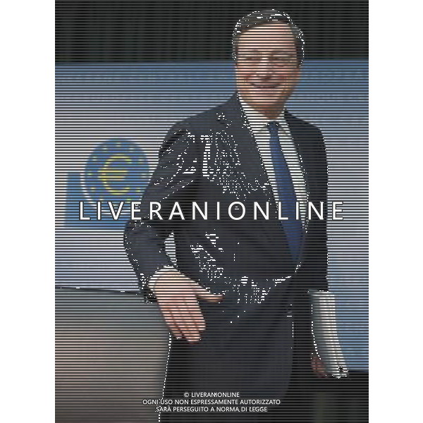 (121206) -- FRANKFURT, Dec. 6, 2012 () -- Mario Draghi, president of the European Central Bank (ECB) attends a press conference following the monthly monetary policy meeting in Frankfurt, Germany, Dec. 6, 2012. The ECB on Thursday decided it would hold the interest rates unchanged and continue to conduct main refinancing operations (MROs). (/Luo Huanhuan) ©PHOTOSHOT/AGENZIA ALDO LIVERANI SAS - ITALY ONLY - Mario Draghi, presidente della Banca centrale europea (BCE) partecipa a una conferenza stampa dopo la riunione mensile di politica monetaria a Francoforte, Germania, 6 dicembre 2012.