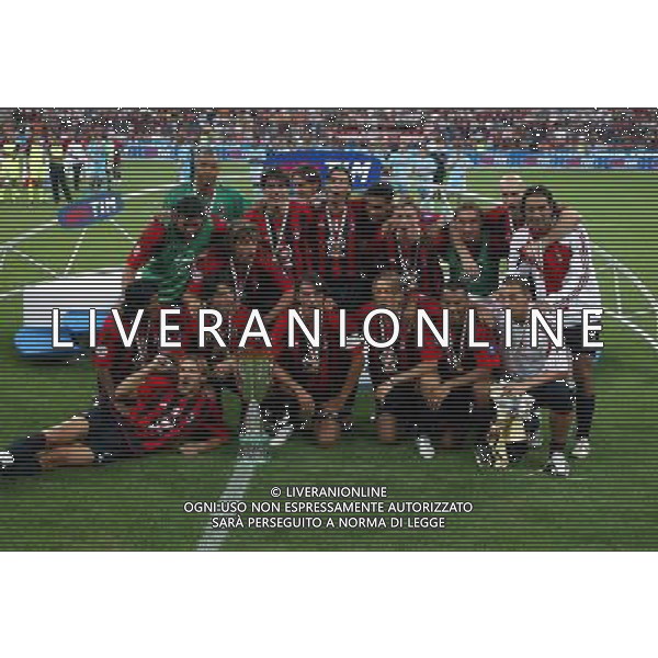 Italian Super Cup 2004 AC Milan vs Lazio Meazza Stadium-Milan 21 August 2004 photo (c) Enrico Calderoni (n¡ 391)-Aflo Sport Agency The Milan team Celebrating the Super Cup Agenzia Aldo Liverani