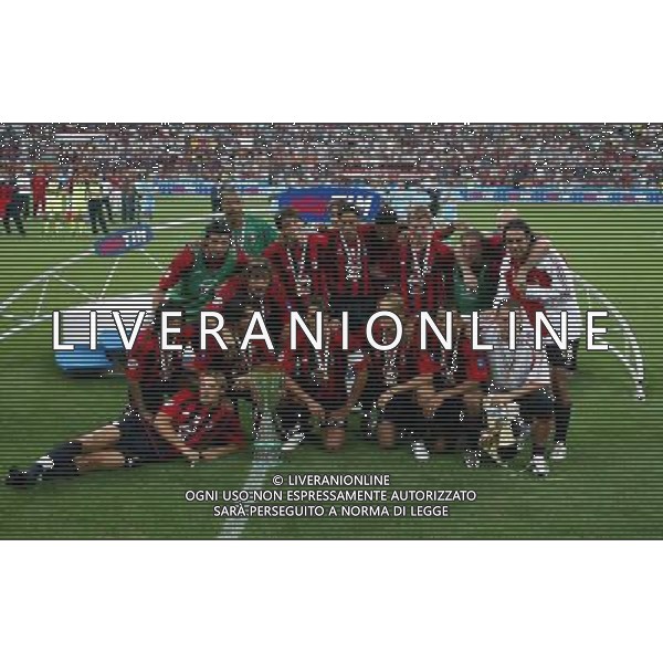 Italian Super Cup 2004 AC Milan vs Lazio Meazza Stadium-Milan 21 August 2004 photo (c) Enrico Calderoni (n¡ 391)-Aflo Sport Agency The Milan team Celebrating the Super Cup Agenzia Aldo Liverani