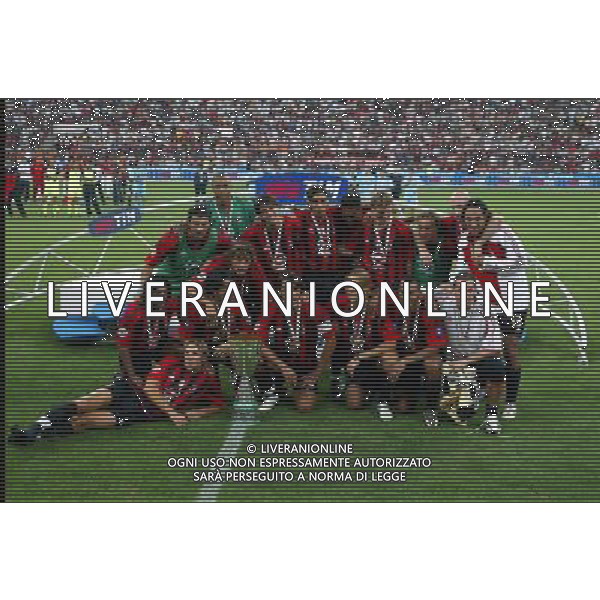 Italian Super Cup 2004 AC Milan vs Lazio Meazza Stadium-Milan 21 August 2004 photo (c) Enrico Calderoni (n¡ 391)-Aflo Sport Agency The Milan team Celebrating the Super Cup Agenzia Aldo Liverani