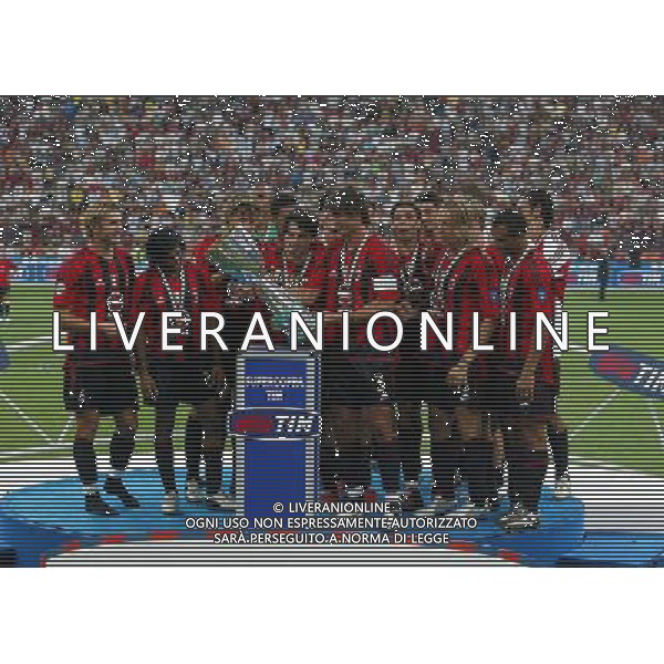 Italian Super Cup 2004 AC Milan vs Lazio Meazza Stadium-Milan 21 August 2004 photo (c) Enrico Calderoni (n¡ 391)-Aflo Sport Agency The Milan team Celebrating the Super Cup Agenzia Aldo Liverani