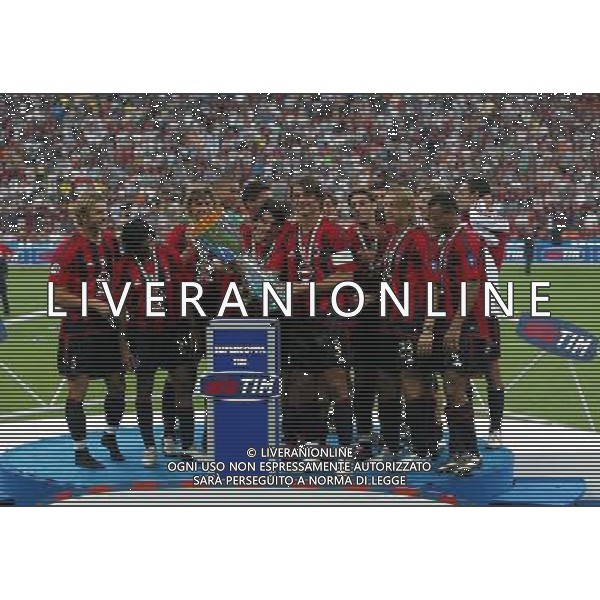 Italian Super Cup 2004 AC Milan vs Lazio Meazza Stadium-Milan 21 August 2004 photo (c) Enrico Calderoni (n¡ 391)-Aflo Sport Agency The Milan team Celebrating the Super Cup Agenzia Aldo Liverani