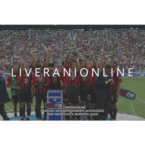 Italian Super Cup 2004 AC Milan vs Lazio Meazza Stadium-Milan 21 August 2004 photo (c) Enrico Calderoni (n¡ 391)-Aflo Sport Agency The Milan team Celebrating the Super Cup Agenzia Aldo Liverani