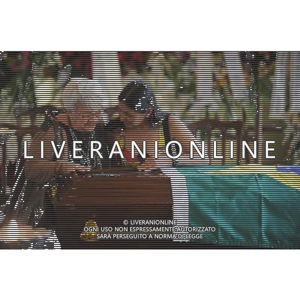 (121207) -- RIO DE JANEIRO, Dec. 7, 2012 () -- People mourn for the loss of Brazilian renowned architect Oscar Niemeyer at the City Hall in Rio de Janeiro, Brazil, on Dec. 7, 2012. Niemeyer died here of a respiratory infection late Wednesday, at the age of 104. (/Weng Xinyang) ©photoshot/Agenzia Aldo Liverani Sas - ITALY ONLY - Camera ardente del famoso architetto brasiliano Oscar Niemeyer al municipio di Rio de Janeiro, in Brasile, il 7 dicembre 2012 morto per una infezione delle vie respiratorie, all\'eta\' di 104 anni 