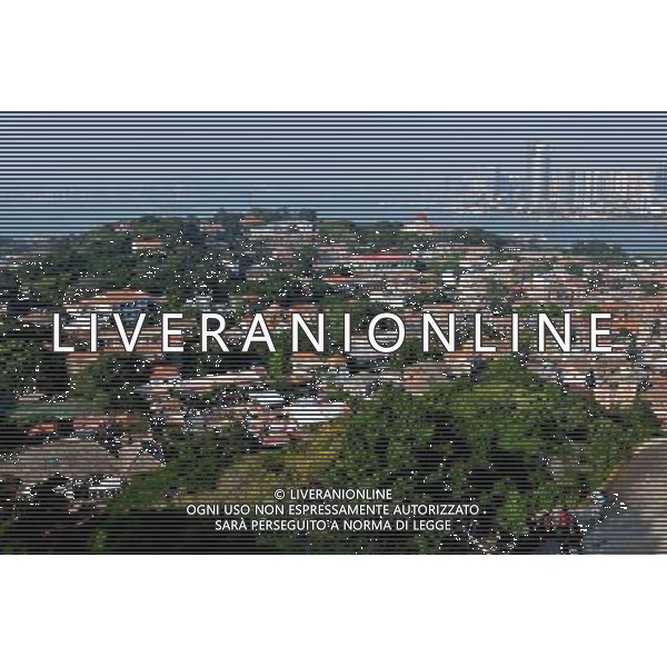 (121208) -- XIAMEN, Dec. 8, 2012 () -- Photo taken on Dec. 6, 2012 shows Gulangyu Island in Xiamen, southeast China\'s Fujian Province. Gulangyu Island, with an area of 1.87 square kilometers and a population of 20,000, preserves more than 1000 historical buildings with different styles and is known as China\'s Museum of Architecture. (/Zhang Guojun) (lmm) ©photoshot/Agenzia Aldo Liverani Sas - ITALY ONLY - L\'Isola di Gulangyu a Xiamen, nel sud est della Cina provincia del Fujian con una superficie di 1,87 chilometri quadrati e una popolazione di 20.000 abitanti, conserva piu\' di 1000 edifici storici con stili diversi ed e\' conosciuto come Museo di Architettura Cinese