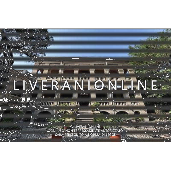 (121208) -- XIAMEN, Dec. 8, 2012 () -- Photo taken on Dec. 6, 2012 shows a historical western-style architecture on Gulangyu Island in Xiamen, southeast China\'s Fujian Province. Gulangyu Island, with an area of 1.87 square kilometers and a population of 20,000, preserves more than 1000 historical buildings with different styles and is known as China\'s Museum of Architecture. (/Zhang Guojun) (lmm) ©photoshot/Agenzia Aldo Liverani Sas - ITALY ONLY - L\'Isola di Gulangyu a Xiamen, nel sud est della Cina provincia del Fujian con una superficie di 1,87 chilometri quadrati e una popolazione di 20.000 abitanti, conserva piu\' di 1000 edifici storici con stili diversi ed e\' conosciuto come Museo di Architettura Cinese