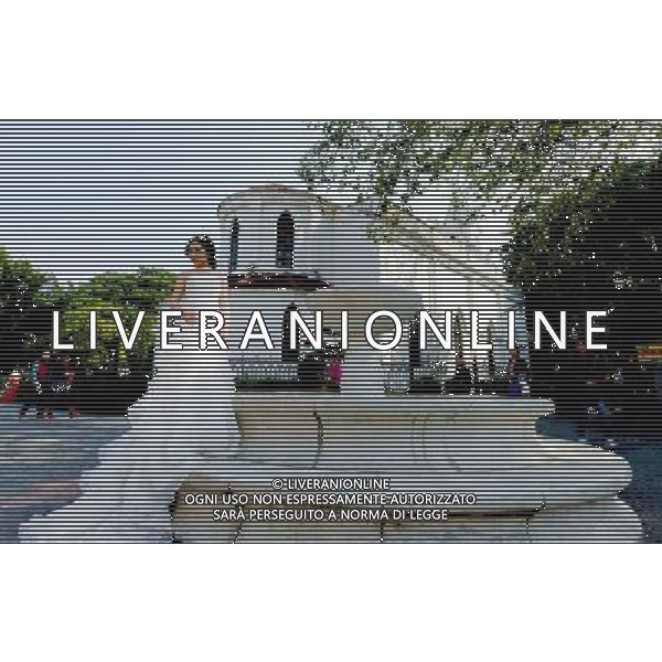 (121208) -- XIAMEN, Dec. 8, 2012 () -- A would-be bride poses for pre-wedding photos in front of a western-style church on Gulangyu Island in Xiamen, southeast China\'s Fujian Province, Dec. 6, 2012. Gulangyu Island, with an area of 1.87 square kilometers and a population of 20,000, preserves more than 1000 historical buildings with different styles and is known as China\'s Museum of Architecture. (/Zhang Guojun) (lmm) ©photoshot/Agenzia Aldo Liverani Sas - ITALY ONLY - L\'Isola di Gulangyu a Xiamen, nel sud est della Cina provincia del Fujian con una superficie di 1,87 chilometri quadrati e una popolazione di 20.000 abitanti, conserva piu\' di 1000 edifici storici con stili diversi ed e\' conosciuto come Museo di Architettura Cinese