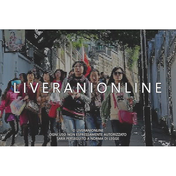 (121208) -- XIAMEN, Dec. 8, 2012 () -- Tourists walk in an alleyway on Gulangyu Island in Xiamen, southeast China\'s Fujian Province, Dec. 6, 2012. Gulangyu Island, with an area of 1.87 square kilometers and a population of 20,000, preserves more than 1000 historical buildings with different styles and is known as China\'s Museum of Architecture. (/Zhang Guojun) (lmm) ©photoshot/Agenzia Aldo Liverani Sas - ITALY ONLY - L\'Isola di Gulangyu a Xiamen, nel sud est della Cina provincia del Fujian con una superficie di 1,87 chilometri quadrati e una popolazione di 20.000 abitanti, conserva piu\' di 1000 edifici storici con stili diversi ed e\' conosciuto come Museo di Architettura Cinese