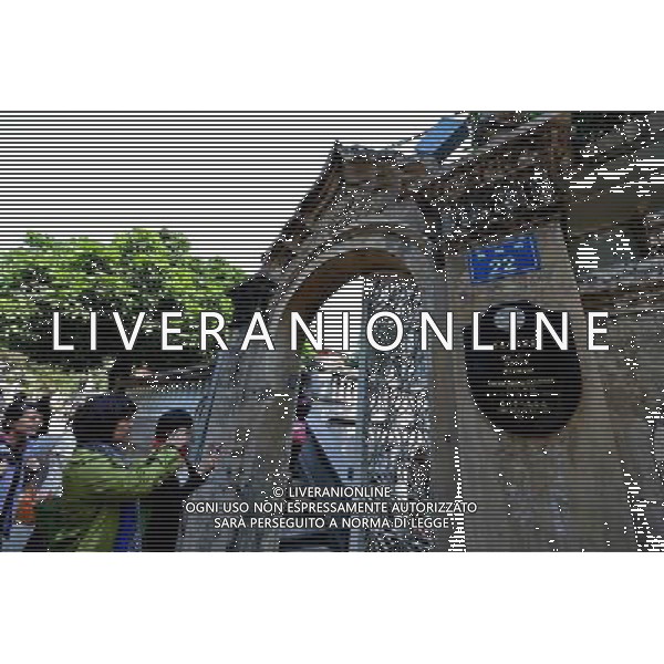 (121208) -- XIAMEN, Dec. 8, 2012 () -- Tourists visit a historical architecture on Gulangyu Island in Xiamen, southeast China\'s Fujian Province, Dec. 6, 2012. Gulangyu Island, with an area of 1.87 square kilometers and a population of 20,000, preserves more than 1000 historical buildings with different styles and is known as China\'s Museum of Architecture. (/Zhang Guojun) (lmm) ©photoshot/Agenzia Aldo Liverani Sas - ITALY ONLY - L\'Isola di Gulangyu a Xiamen, nel sud est della Cina provincia del Fujian con una superficie di 1,87 chilometri quadrati e una popolazione di 20.000 abitanti, conserva piu\' di 1000 edifici storici con stili diversi ed e\' conosciuto come Museo di Architettura Cinese