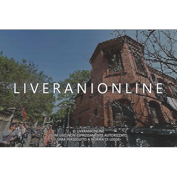 (121208) -- XIAMEN, Dec. 8, 2012 () -- Tourists walk past a historical western-style architecture on Gulangyu Island in Xiamen, southeast China\'s Fujian Province, Dec. 6, 2012. Gulangyu Island, with an area of 1.87 square kilometers and a population of 20,000, preserves more than 1000 historical buildings with different styles and is known as China\'s Museum of Architecture. (/Zhang Guojun) (lmm) ©photoshot/Agenzia Aldo Liverani Sas - ITALY ONLY - L\'Isola di Gulangyu a Xiamen, nel sud est della Cina provincia del Fujian con una superficie di 1,87 chilometri quadrati e una popolazione di 20.000 abitanti, conserva piu\' di 1000 edifici storici con stili diversi ed e\' conosciuto come Museo di Architettura Cinese