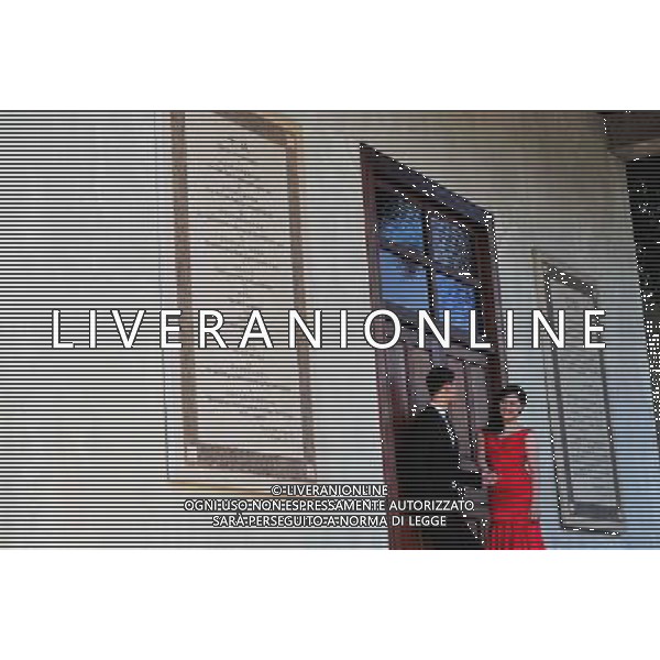 (121208) -- XIAMEN, Dec. 8, 2012 () -- A couple pose for pre-wedding photos at a western-style church on Gulangyu Island in Xiamen, southeast China\'s Fujian Province, Dec. 6, 2012. Gulangyu Island, with an area of 1.87 square kilometers and a population of 20,000, preserves more than 1000 historical buildings with different styles and is known as China\'s Museum of Architecture. (/Zhang Guojun) (lmm) ©photoshot/Agenzia Aldo Liverani Sas - ITALY ONLY - L\'Isola di Gulangyu a Xiamen, nel sud est della Cina provincia del Fujian con una superficie di 1,87 chilometri quadrati e una popolazione di 20.000 abitanti, conserva piu\' di 1000 edifici storici con stili diversi ed e\' conosciuto come Museo di Architettura Cinese