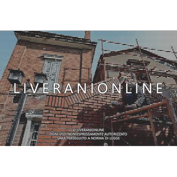 (121208) -- XIAMEN, Dec. 8, 2012 () -- A worker renovates a historical western-style building on Gulangyu Island in Xiamen, southeast China\'s Fujian Province, Dec. 6, 2012. Gulangyu Island, with an area of 1.87 square kilometers and a population of 20,000, preserves more than 1000 historical buildings with different styles and is known as China\'s Museum of Architecture. (/Zhang Guojun) (lmm) ©photoshot/Agenzia Aldo Liverani Sas - ITALY ONLY - L\'Isola di Gulangyu a Xiamen, nel sud est della Cina provincia del Fujian con una superficie di 1,87 chilometri quadrati e una popolazione di 20.000 abitanti, conserva piu\' di 1000 edifici storici con stili diversi ed e\' conosciuto come Museo di Architettura Cinese