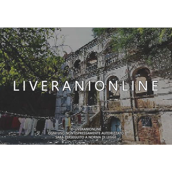 (121208) -- XIAMEN, Dec. 8, 2012 () -- Photo taken on Dec. 6, 2012 shows a historical western-style architecture on Gulangyu Island in Xiamen, southeast China\'s Fujian Province. Gulangyu Island, with an area of 1.87 square kilometers and a population of 20,000, preserves more than 1000 historical buildings with different styles and is known as China\'s Museum of Architecture. (/Zhang Guojun) (lmm) ©photoshot/Agenzia Aldo Liverani Sas - ITALY ONLY - L\'Isola di Gulangyu a Xiamen, nel sud est della Cina provincia del Fujian con una superficie di 1,87 chilometri quadrati e una popolazione di 20.000 abitanti, conserva piu\' di 1000 edifici storici con stili diversi ed e\' conosciuto come Museo di Architettura Cinese