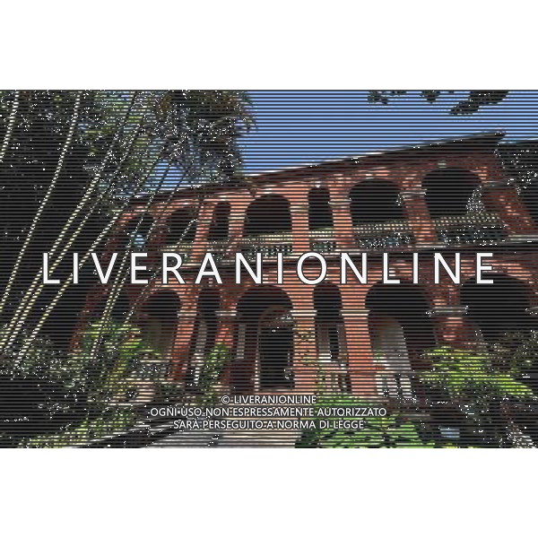 (121208) -- XIAMEN, Dec. 8, 2012 () -- Photo taken on Dec. 6, 2012 shows a western-style architecture on Gulangyu Island in Xiamen, southeast China\'s Fujian Province. Gulangyu Island, with an area of 1.87 square kilometers and a population of 20,000, preserves more than 1000 historical buildings with different styles and is known as China\'s Museum of Architecture. (/Zhang Guojun) (lmm) ©photoshot/Agenzia Aldo Liverani Sas - ITALY ONLY - L\'Isola di Gulangyu a Xiamen, nel sud est della Cina provincia del Fujian con una superficie di 1,87 chilometri quadrati e una popolazione di 20.000 abitanti, conserva piu\' di 1000 edifici storici con stili diversi ed e\' conosciuto come Museo di Architettura Cinese