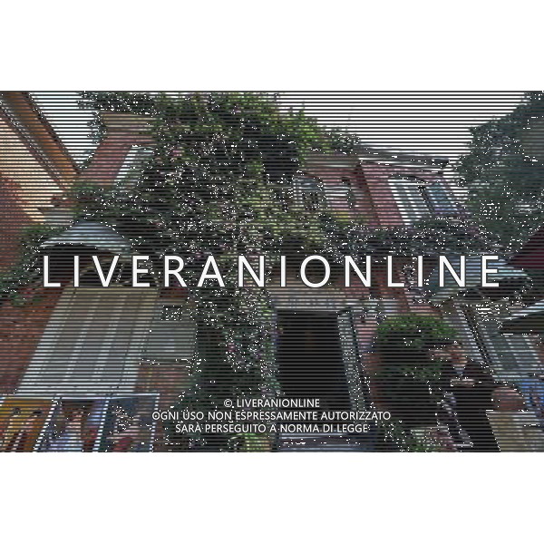 (121208) -- XIAMEN, Dec. 8, 2012 () -- Photo taken on Dec. 6, 2012 shows a hotel run on a western-style architecture on Gulangyu Island in Xiamen, southeast China\'s Fujian Province. Gulangyu Island, with an area of 1.87 square kilometers and a population of 20,000, preserves more than 1000 historical buildings with different styles and is known as China\'s Museum of Architecture. (/Zhang Guojun) (lmm) ©photoshot/Agenzia Aldo Liverani Sas - ITALY ONLY - L\'Isola di Gulangyu a Xiamen, nel sud est della Cina provincia del Fujian con una superficie di 1,87 chilometri quadrati e una popolazione di 20.000 abitanti, conserva piu\' di 1000 edifici storici con stili diversi ed e\' conosciuto come Museo di Architettura Cinese