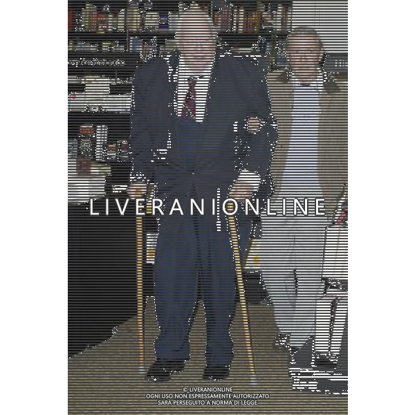 Astronomer and Astrophysicist, PATRICK MOORE signs copies of his new autobiogrphy in London, UK Date: 22.02.2005 Ref: B125_087240_0002 COMPULSORY CREDIT: J Almasi /UPPA/Photoshot ©PHOTOSHOT/Agenzia Aldo Liverani Sas - ITALY ONLY - EDITORIAL USE ONLY