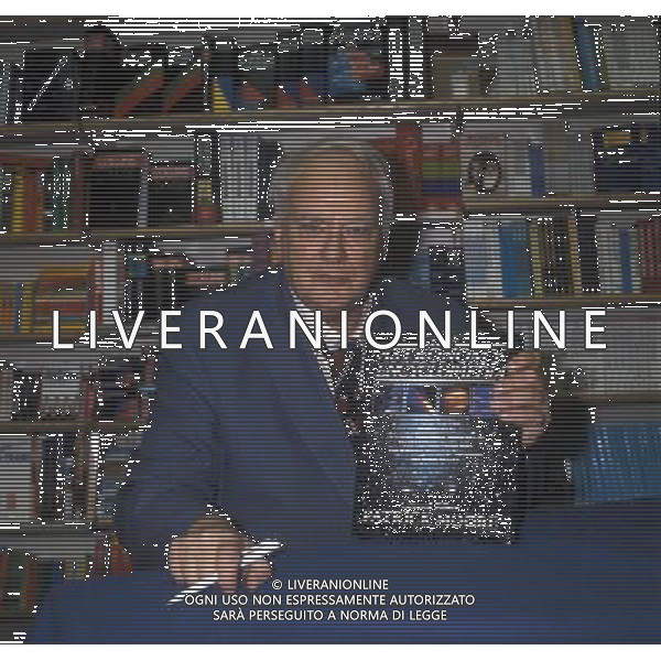 Sir Patrick Moore, OBE. British Astronomer, Writer, Broadcaster and Presenter. Seen signing copies of his book \'The Astronomy Encyclopedia\'. Date: 27.10.1987 Ref: CIW254991 COMPULSORY CREDIT: UPPA / Photoshot ©PHOTOSHOT/Agenzia Aldo Liverani Sas - ITALY ONLY - EDITORIAL USE ONLY