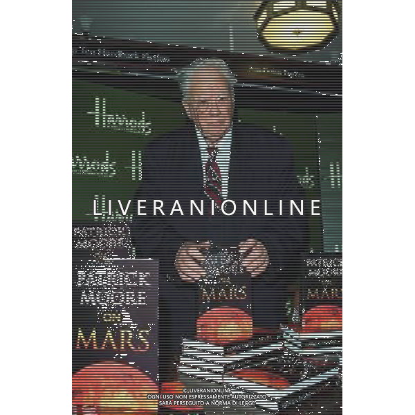 PATRICK MOORE British Astronomer, Writer and Broadcaster Seen signing copies of his new book \'On Mars\'. COMPULSORY CREDIT: UPPA/Photoshot Photo UGL 015664/A-13 07.12.1998 ©PHOTOSHOT/Agenzia Aldo Liverani Sas - ITALY ONLY - EDITORIAL USE ONLY