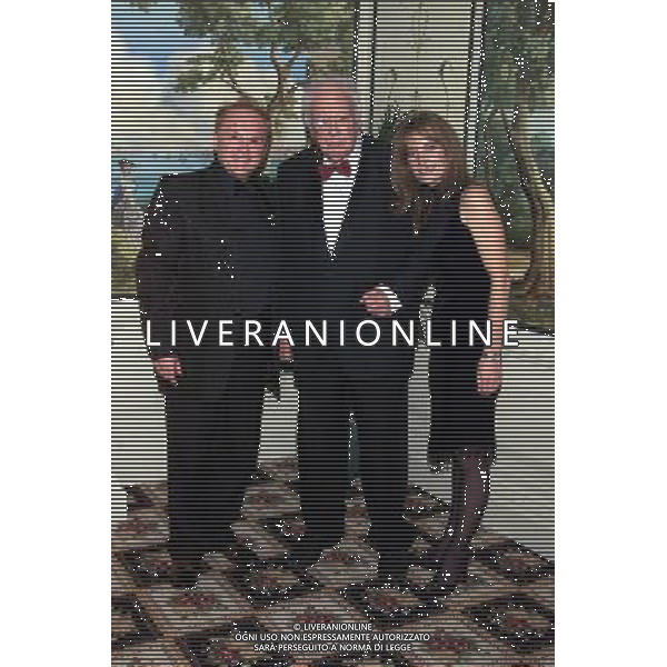 MIKE BATT AND SIR PATRICK MOORE AT THE SAVOY HOTEL IN LONDON TO DINE WITH THE NEW CLASSICAL CROSSOVER BAND THE PLANETS. 20/11/01 PIC: MARC LARKIN-LARK ©PHOTOSHOT/Agenzia Aldo Liverani Sas - ITALY ONLY - EDITORIAL USE ONLY