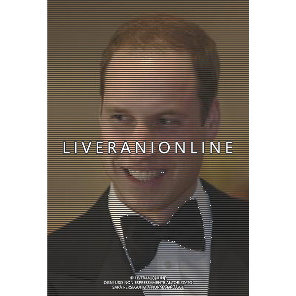 Britain\'s Prince William smiles as he meets people at the Winter Whites Gala, in aid of the homeless charity Centrepoint, at the Royal Hall in London December 8, 2012. ©photoshot/AGENZIA ALDO LIVERANI SAS - ITALY ONLY - REALI INGLESI: Il principe William durante il Gala Bianco Inverno per beneficenza e carita\' ai senzatetto presso la Sala Reale di Londra 8 dicembre 2012 