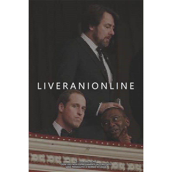 Britain\'s Prince William (L) is joined by presenter Jonathan Ross and Centrepoint CEO Seyi Obakin (R) in the Royal Box at the Winter Whites Gala, in aid of the homeless charity Centrepoint, at the Royal Hall in London December 8, 2012. ©photoshot/AGENZIA ALDO LIVERANI SAS - ITALY ONLY - REALI INGLESI: Il principe William durante il Gala Bianco Inverno per beneficenza e carita\' ai senzatetto presso la Sala Reale di Londra 8 dicembre 2012 