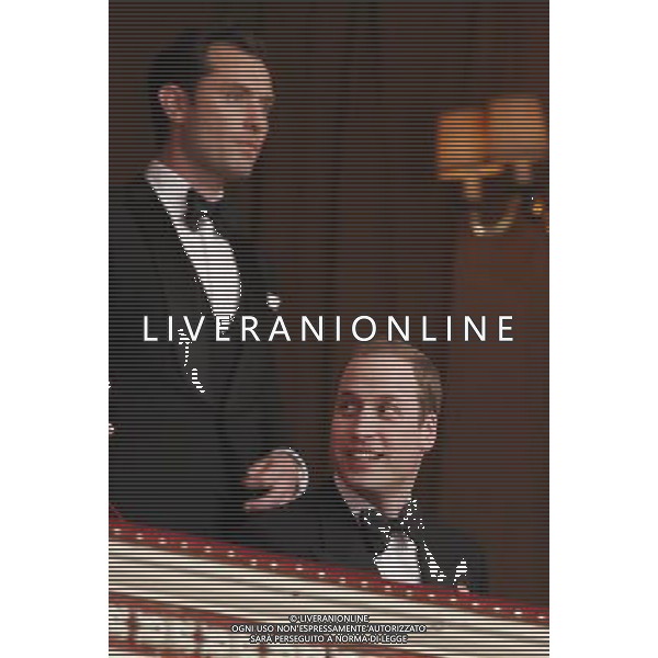 Britain\'s Prince William is joined by actor Jude Law in the Royal Box at the Winter Whites Gala, in aid of the homeless charity Centrepoint, at the Royal Hall in London December 8, 2012. ©photoshot/AGENZIA ALDO LIVERANI SAS - ITALY ONLY - REALI INGLESI: Il principe William durante il Gala Bianco Inverno per beneficenza e carita\' ai senzatetto presso la Sala Reale di Londra 8 dicembre 2012 