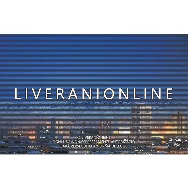 (121211) -- URUMQI, Dec. 11, 2012 () -- Photo taken on Dec. 5, 2012 shows the night scene of Urumqi, capital of northwest China\'s Xinjiang Uygur Autonomous Region. According to the local environmental protection agency, up to Dec. 10, Urumqi had 279 days of fairly good air quality in 2012, three days more than that in 2011. (/Jiang Wenyao) (mp) ©photoshot/AGENZIA ALDO LIVERANI SAS - ITALY ONLY - Veduta panoramica della citta\' di Urumqi, capitale della regione nord-occidentale cinese dello Xinjiang Uygur Cina 10 dicembre 2012