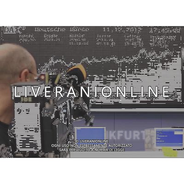(121211) -- FRANKFURT, Dec. 11, 2012 () -- A cameraman works at Frankfurt Stock Exchange in Frankfurt, Germany, Dec. 11, 2012. Frankfurt\'s DAX 30 added 0.78 percent to 7,589.75 points on Tuesday. (/Luo Huanhuan) ©photoshot/AGENZIA ALDO LIVERANI SAS - ITALY ONLY - Operatori della Borsa di Francoforte, Germania, 11 dicembre, 2012.