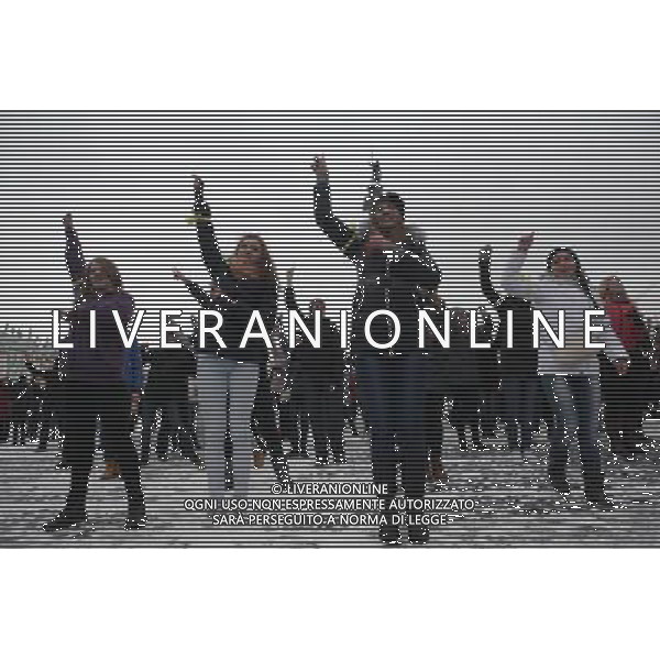 (121212) -- ST.PETERSBURG, Dec. 12, 2012 () -- People dance with the popular song \'Gangnam Style\' during a celebration for the \'triple 12\' day in St. Petersburg, Russia, on Dec. 12, 2012. (/Konkov) (jl) ©photoshot/AGENZIA ALDO LIVERANI SAS - ITALY ONLY - La gente balla con la famosa canzone \'Gangnam Style\' durante una festa per il \'triplo 12\' giorno di san Pietroburgo, in Russia, il 12 dicembre 2012.