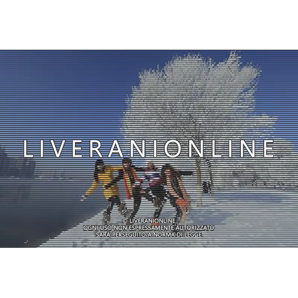 (121212) -- JILIN, Dec. 12, 2012 () -- Tourists pose with the scenery of rime in Jilin City, northeast China\'s Jilin Province, Dec. 12, 2012. () (zkr) ©photoshot/AGENZIA ALDO LIVERANI SAS - ITALY ONLY - Neve - fredddo- inverno 12 Dicembre 2012 paesaggio con alberi coperti dal ghiaccio e brina nella citta\' di Jilin, Provincia nord-est della Cina.