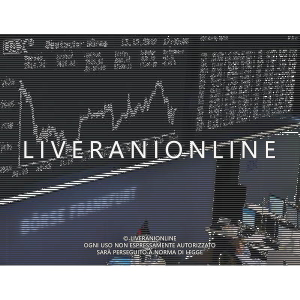 (121213) -- FRANKFURT, Dec. 13, 2012 () -- A trader works at Frankfurt Stock Exchange in Frankfurt, Germany, Dec. 13, 2012. Frankfurt\'s DAX 30 fell by 0.43 percent to 7,581.98 points on Thursday.(/Luo Huanhuan) ©PHOTOSHOT/Agenzia Aldo Liverani Sas - ITALY ONLY - La Borsa di Francoforte, Germania, 13 dicembre, 2012.