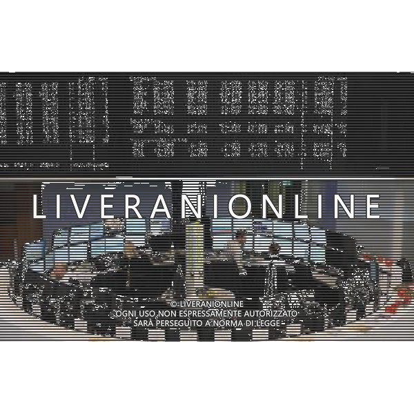 (121214) -- FRANKFURT, Dec. 14, 2012 () -- Traders work at Frankfurt Stock Exchange in Frankfurt, Germany, Dec. 14, 2012. Frankfurt\'s DAX 30 added 0.19 percent to 7,596.47 points on Friday.(/Luo Huanhuan) AG ALDO LIVERANI S A S ONLY ITALY