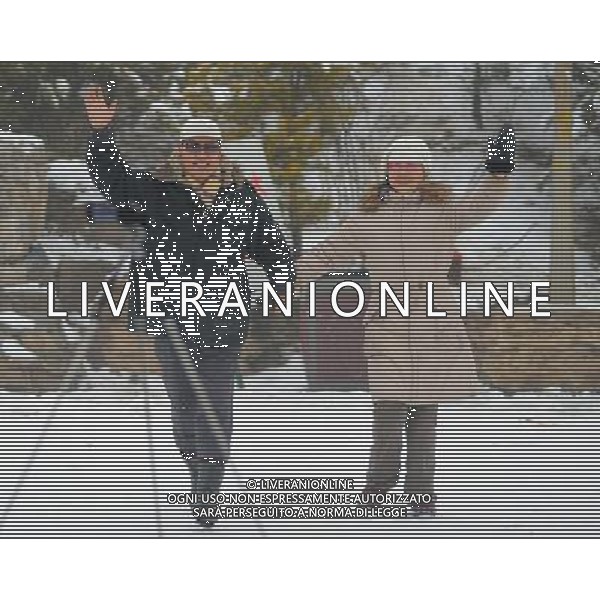 (121215) -- TIANJIN, Dec. 15, 2012 () -- Citizens pose for photos in snow at a park in Tianjin, north China, Dec. 14, 2012. Citizens went outdoors to enjoy themselves after heavy snow swept Tianjin on Friday. () (ry) ©photoshot/Agenzia Aldo Liverani Sas - ITALY ONLY - Giovani e bambini giocano nella neve a Tianjin, nel nord della Cina, 14 dicembre 2012