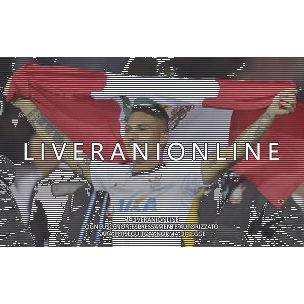 ©Kyodo/MAXPPP - 16/12/2012 ; YOKOHAMA, Japan - Paulo Guerrero of South American champions Corinthians holds the national flag of Peru, his home country, after Corinthians beat European champions Chelsea in the soccer Club World Cup final in Yokohama, near Tokyo, on Dec. 16, 2012. Guerrero headed home in the 69th minute in the team\'s 1-0 victory. (Kyodo) AG ALDO LIVERANI S A S ONLY ITALY