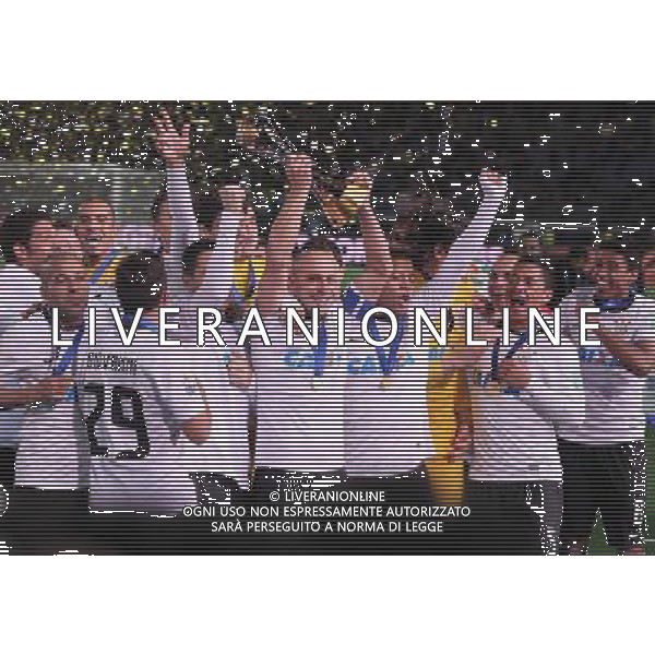 Chelsea v Corinthians (0-1) FIFA Club World Cup 2012 Final 16/12/12 FIFA Club World Cup 2012 Corinthians celebrate with trophy Photo: Masahide Tomikoshi Fotosports International ©PHOTOSHOT/AGENZIA ALDO LIVERANI SAS - ITALY ONLY - EDITORIAL USE ONLY