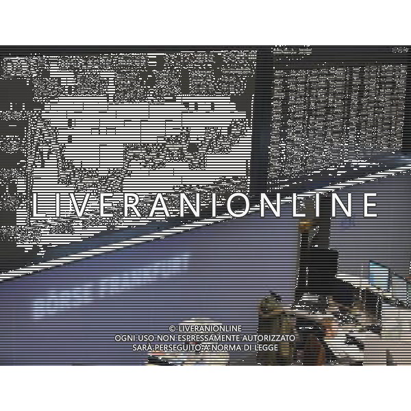 (121217) -- FRANKFURT, Dec. 17, 2012 () -- A trader works at Frankfurt Stock Exchange in Frankfurt, Germany, Dec. 17, 2012. Frankfurt\'s DAX 30 added 0.11 percent to 7,604.94 points on Monday. (/Luo Huanhuan) ©photoshot/AGENZIA ALDO LIVERANI SAS - ITALY ONLY - Operatori della Borsa di Francoforte, Germania