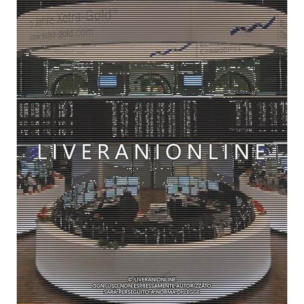 (121217) -- FRANKFURT, Dec. 17, 2012 () -- Traders work at Frankfurt Stock Exchange in Frankfurt, Germany, Dec. 17, 2012. Frankfurt\'s DAX 30 added 0.11 percent to 7,604.94 points on Monday. (/Luo Huanhuan) ©photoshot/AGENZIA ALDO LIVERANI SAS - ITALY ONLY - Operatori della Borsa di Francoforte, Germania
