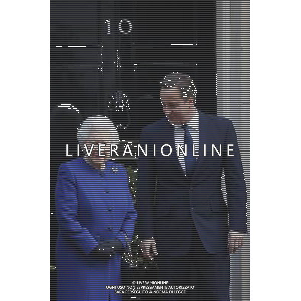 British Prime Minister David Cameron (R) greets Her Majesty, Britain\'s Queen Elizabeth II at No. 10 Downing Street in London, Britain, 18 December 2012. The Queen will become the first monarch to attend the weekly briefing since Queen Victoria and will sit next to the Prime Minister during the 90-minute meeting. 10 Downing Street. ©photoshot/AGENZIA ALDO LIVERANI SAS - ITALY ONLY - REALI INGLESI: La regina Elisabetta II d\'inghilterra con il primo ministro britannico David al numero 10 di Downing Street a Londra, Gran Bretagna, 18 dicembre 2012. La regina sara\' il primo monarca a partecipare al briefing settimanale, presente in qualita\' di osservatore Gabinetto