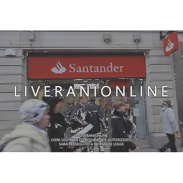 The logo of the giant Spanish banking group Santander will soon hang above more than a thousand former branches of the Abbey and Bradford \' Bingley banks ©photoshot/AGENZIA ALDO LIVERANI SAS - ITALY ONLY - Il logo del gruppo Santander colosso bancario spagnolo