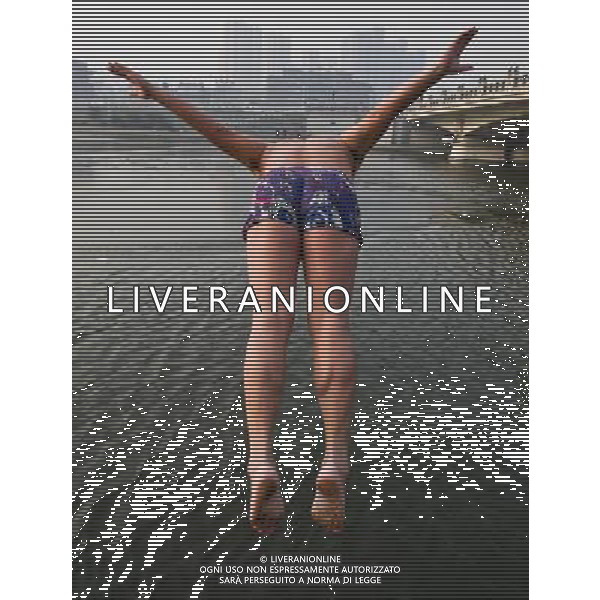 (121221) -- TIANJIN, Dec. 21, 2012 () -- A winter swimmer jumps into a river in Tianjin, north China, Dec. 21, 2012. People chose to relax in the Haihe River despite a low temperature these days. (/Yue Yuewei) (zz) ©photoshot/AGENZIA ALDO LIVERANI SAS - ITALY ONLY - La gente ha scelto di rilassarsi nel fiume Haihe, nonostante la bassa temperatura di questi giorni a Tianjin, nel nord della Cina, 21 dicembre, 2012.