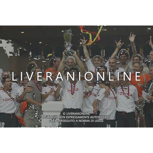 Porto - valencia supercoppa europea Monaco 27/08/04 nella foto l\'esultanza del valencia vincitore della supercoppa foto filippo venezia/ag aldo liverani