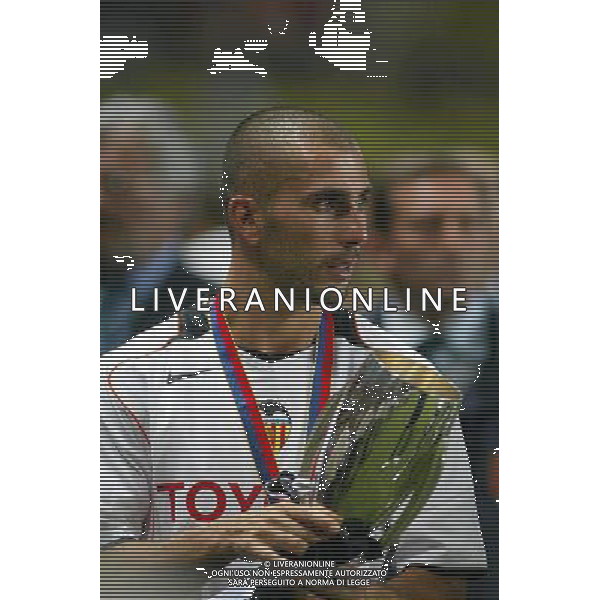 Porto - valencia supercoppa europea Monaco 27/08/04 nella foto marco di vaio con la supercoppa foto gianni nucci/ag aldo liverani