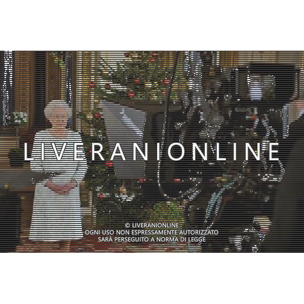 EMBARGOED TO 0001 MONDAY DECEMBER 24. Queen Elizabeth II records her Christmas message to the Commonwealth in 3D for the first time, from the White Drawing Room of Buckingham Palace in central London. PRESS ASSOCIATION Photo. Issue date: Monday December 24, 2012. See PA story ROYAL Queen. Photo credit should read: John Stillwell/PA Wire ©photoshot/Agenzia Aldo Liverani Sas - ITALY ONLY - REALI INGLESI: La Regina Elisabetta II registra per la prima volta, il suo messaggio di Natale alla Comunita\' in 3D dal salotto bianco di Buckingham Palace nel centro di Londra