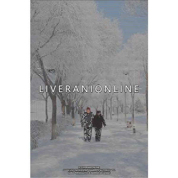 (121224) -- JILIN, Dec. 24, 2012 () -- An old couple takes a walk under rime-covered trees in Jilin City, northeast China\'s Jilin Province. (/Wang Mingming) (zn) ©photoshot/Agenzia Aldo Liverani Sas - ITALY ONLY - Neve - fredddo- inverno Dicembre 2012 paesaggio con alberi coperti dal ghiaccio e brina nella citta\' di Jilin, Provincia nord-est della Cina