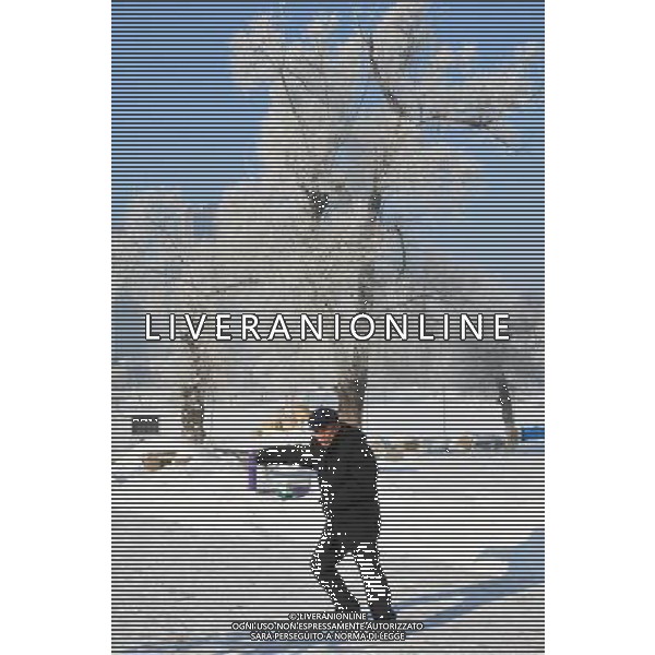 (121224) -- JILIN, Dec. 24, 2012 () -- A resident practises Tai Ji under rime-covered trees in Jilin City, northeast China\'s Jilin Province. (/Wang Mingming) (zn) ©photoshot/Agenzia Aldo Liverani Sas - ITALY ONLY - Neve - fredddo- inverno Dicembre 2012 paesaggio con alberi coperti dal ghiaccio e brina nella citta\' di Jilin, Provincia nord-est della Cina
