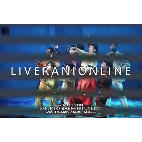 (121227) -- LANZHOU, Dec. 27, 2012 () -- Actors and actresses perform in musical \'Mamma Mia!\' at the Gansu Grand Theater in Lanzhou, capital of northwest China\'s Gansu Province, Dec. 26, 2012. The Chinese version of classic musical \'Mamma Mia!\' was staged in Gansu with six performances starting from Dec. 25. Over 42 million people across the world have seen the musical since the original London production opened in 1999. (/Zhang Meng) (zc) ©photoshot/AGENZIA ALDO LIVERANI SAS - ITALY ONLY - Attori e attrici si esibirscono nella versione cinese del classico musical \'Mamma Mia!\' presso il Gran Teatro Gansu a Lanzhou, in Cina 26 Dicembre, 2012.